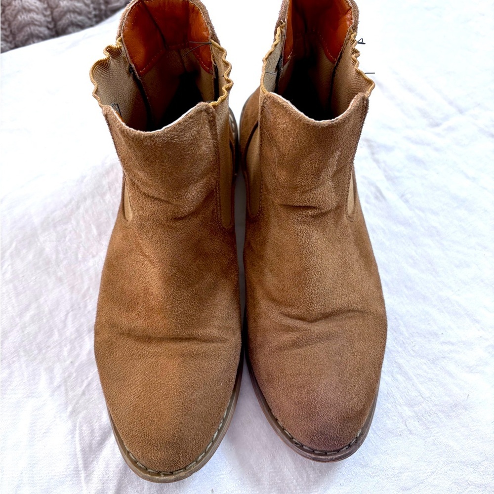 7 for all Mankind Faux Suede Tan Ankle /Chelsea Boot Size 7.5 Pull On